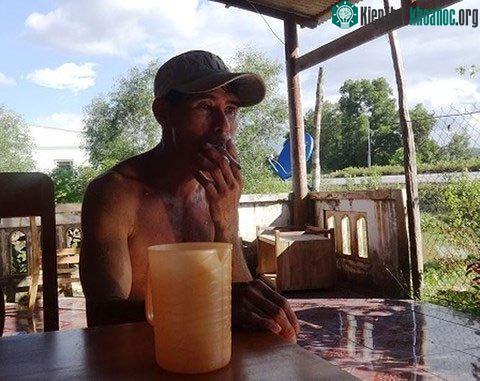 Ông Bảy Phước kể chuyện về rắn khổng lồ.
