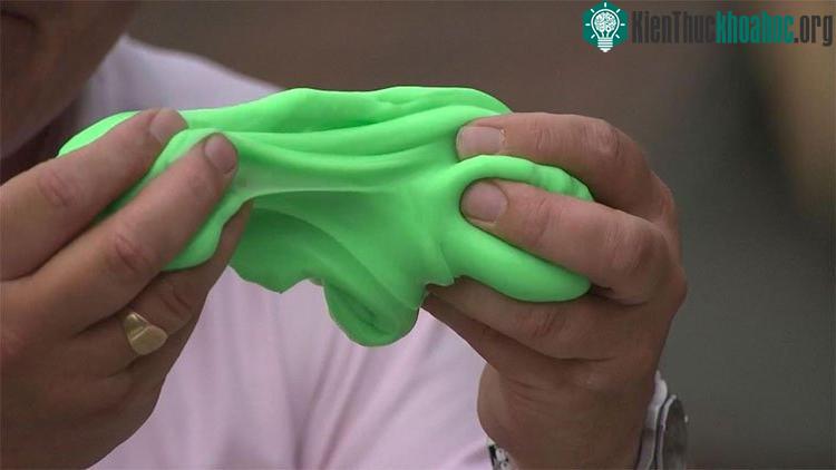 “Xà lam” do những người mua bán hàng rong trước cổng trường bán thì phần lớn do họ tự chế.