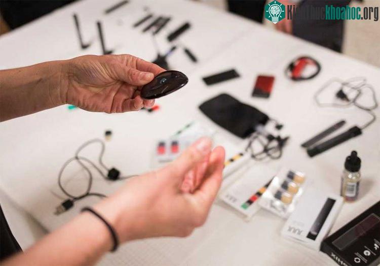 Liz Blackwell, một y tá trường học ở Boulder (Colorado), đưa ra bộ sưu tập các cây bút vape đã bị tịch thu từ các sinh viên trong một bài thuyết trình tại trường trung học Nevin Platt.