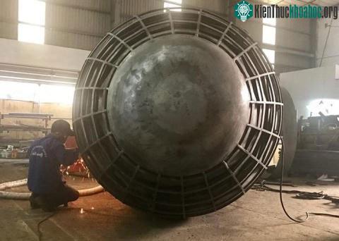 Công nhân trong Công ty của ông Hòa sản xuất chi tiết tàu ngầm Trường Sa 02.
