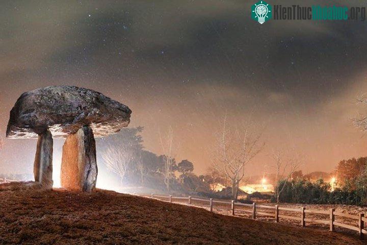Có hơn 400 mộ đá thời tiền sử ở di sản UNESCO này. Tại đây có hẳn một bảo tàng về mộ đá.