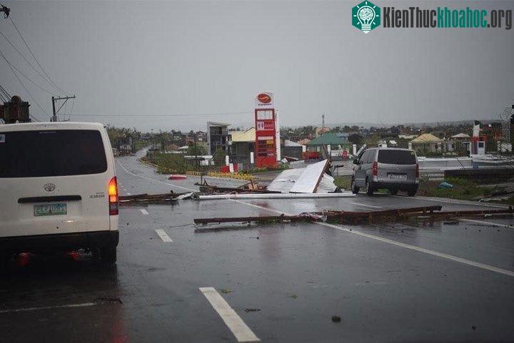 Một tuyến đường ngổn ngang vào sáng 15/9, sau khi bão Mangkhut đổ bộ.