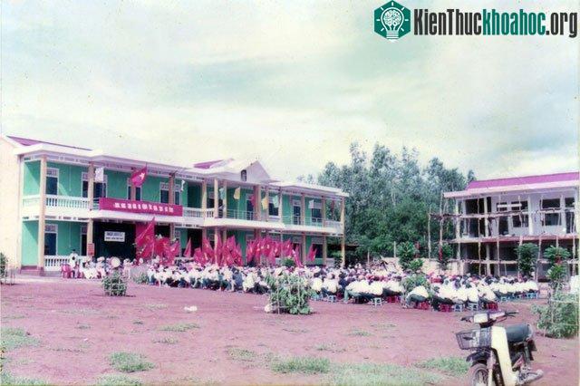 Lễ khai giảng năm học 2001-2002 của Trường THPT Nguyễn Du, Quảng Trị