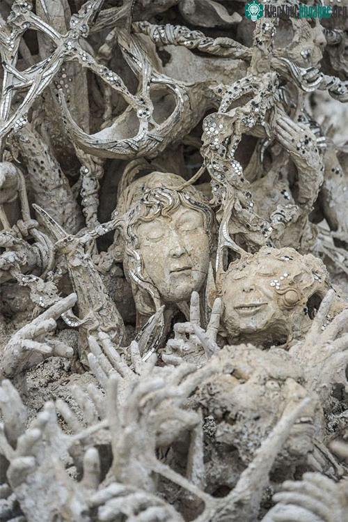 Ngôi đền Thái Lan sở hữu cây cầu địa ngục, cánh tay người chết và cổng vào thiên đường ảnh 11
