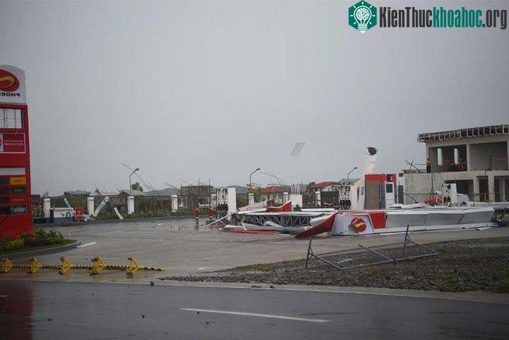 Một cây xăng bị gió cuốn tốc mái.