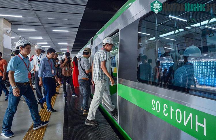 Các khách mời sau khi tham quan ga Cát Linh bước lên tàu quay lại ga Yên Nghĩa kết thúc chặng chạy thử sáng 20/9.
