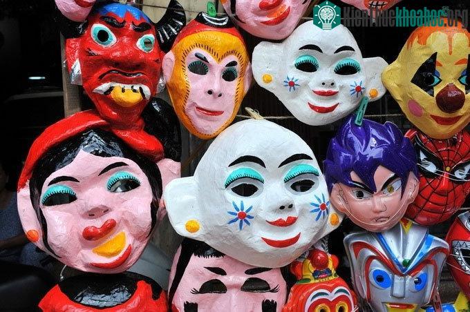 Mặt nạ giấy bồi truyền thống ngày ấy vừa dày, bền và có hồn lắm.