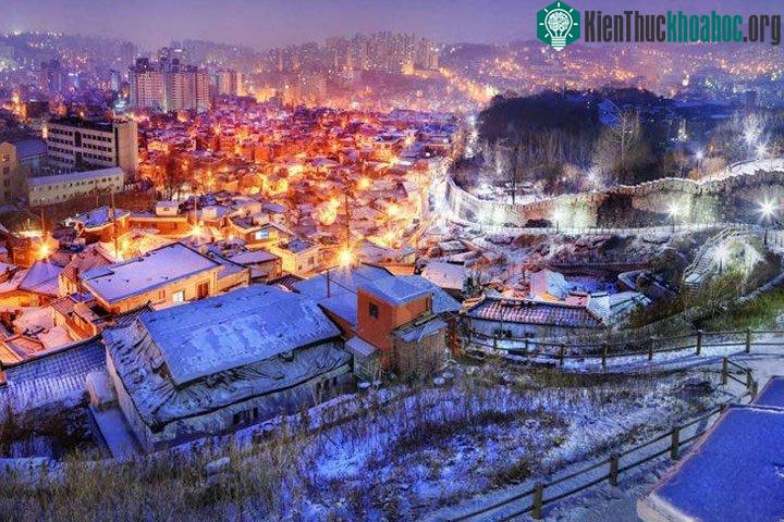 Đoạn tường thành bằng đá, dài 18,2km