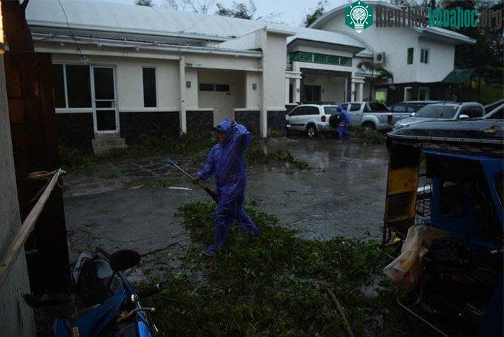 Công tác dọn dẹp nhanh chóng được triển khai vào sáng sớm 15/9 để khắc phục hậu quả cơn bão.