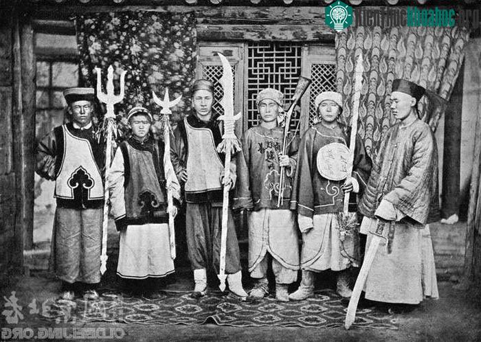 Còn đây là lính nhà Thanh ở Tân Cương, vũ khí đều là dạng kỳ hình dị trạng.