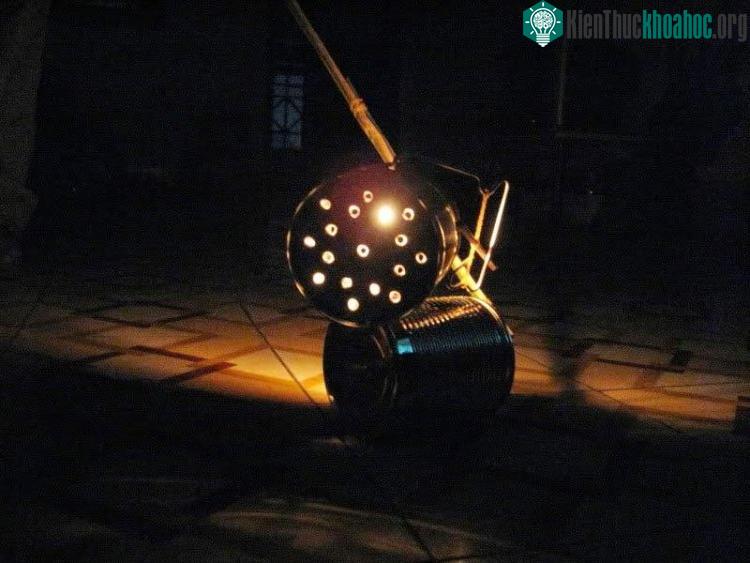 Những chiếc đèn tự chế như thế này bây giờ có lẽ đã chẳng còn.
