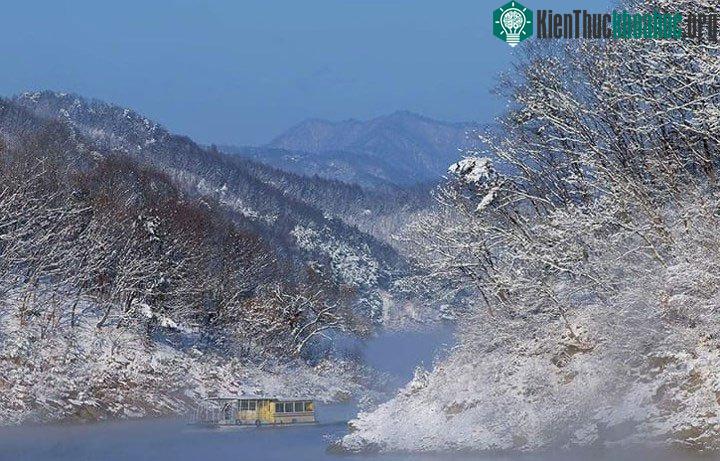 Hồ Soyang ở tỉnh Gangwon nổi tiếng về sự tĩnh lặng và vẻ đẹp tinh tế.
