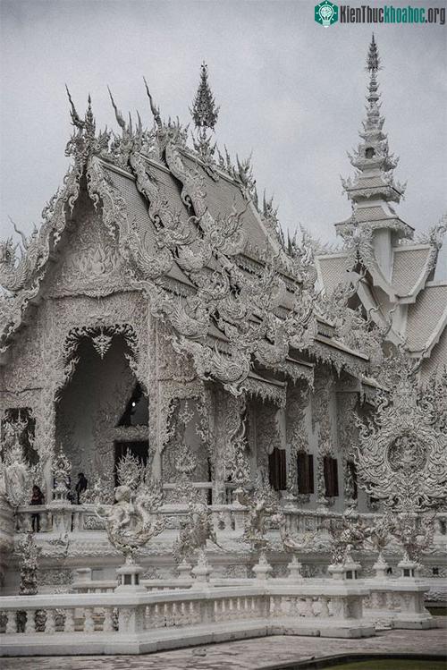 Ngôi đền Thái Lan sở hữu cây cầu địa ngục, cánh tay người chết và cổng vào thiên đường