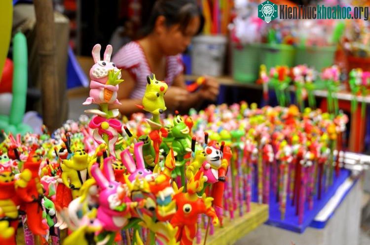 Ngày xưa, được nặn tò he là lũ trẻ con thích lắm.