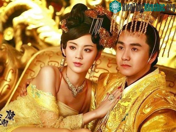 Thậm chí, vị Hoàng đế này còn cho phép nàng được “ngồi thì cùng ghế, ra ngoài thì cùng xe”.