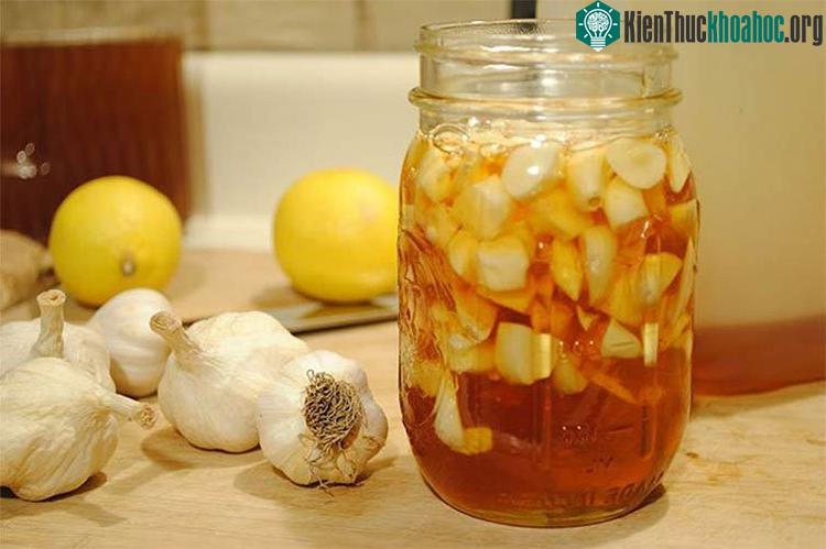 Tỏi có tác dụng kích thích tiêu hóa, giải độc, trừ đờm, sát khuẩn.