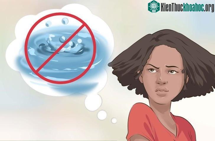 Để nước chảy trong bồn để giúp người gặp khó khăn trong vấn đề tiểu tiện có thể bài tiết dễ dàng.
