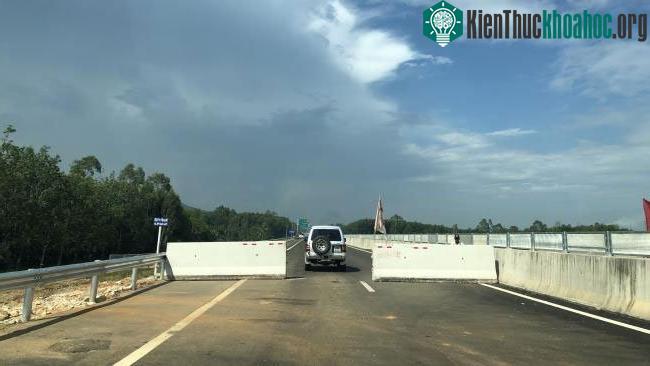 Dự án còn các hạng mục chưa hoàn thiện gồm rãnh thoát nước, máng thu nước...