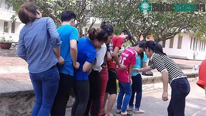 Cách hàng ngang này 10 – 15m, vẽ một đường thẳng để làm đích đến. (Ảnh: internet).