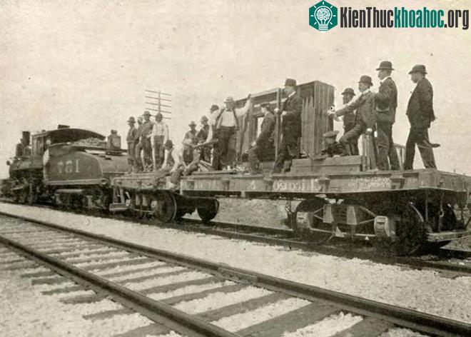 Quá trình vận chuyển các bộ phận của máy ảnh tới nơi chụp đoàn tàu