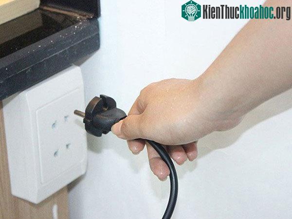 Rút các thiết bị điện không cần thiết trong mùa mưa bão. (Ảnh minh họa).