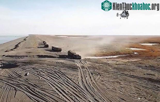 DT-30PM - xe chở đa dụng chạy trên bánh xích (phía dưới), và máy bay trực thăng (bay phía trên)