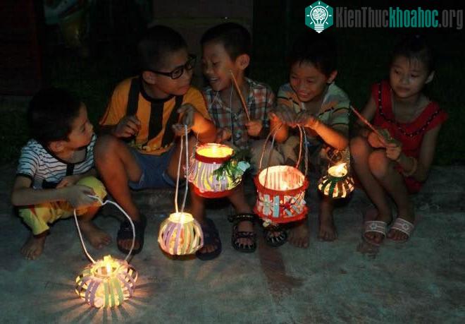 Cả xóm túm tụm, mỗi đứa một chiếc đèn, cùng nhau rước đèn trông trăng…