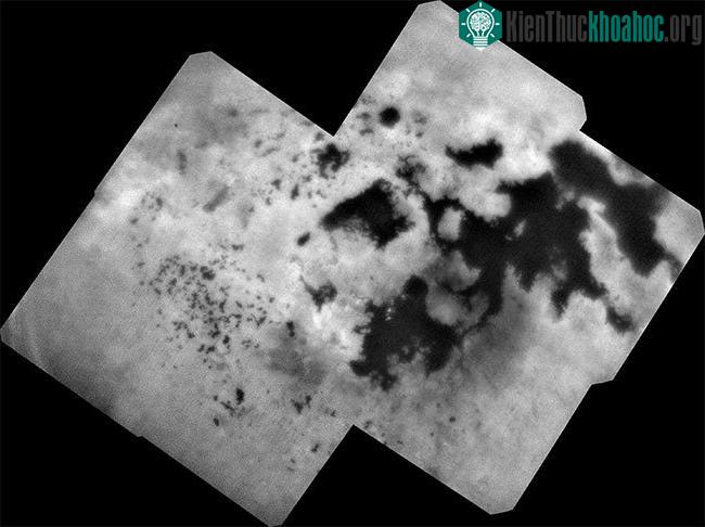Bề mặt Titan với những hồ methane lỏng - (ảnh: NASA).