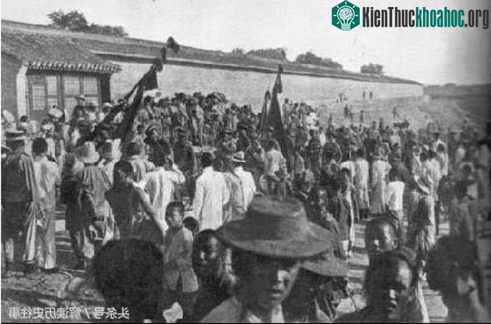 Quân đội nhà Thanh xuất hành, nhân dân hiếu kỳ đứng xem hai bên đường.