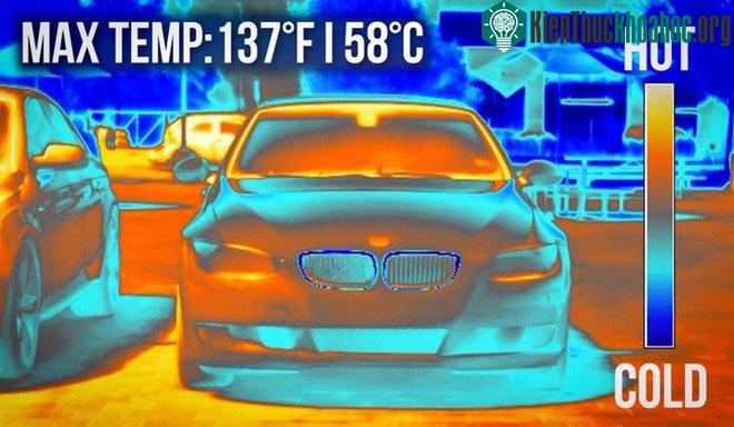 Còn xe trắng chỉ ở mức 58 độ C.