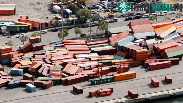 Bão Jebi cũng là nguyên nhân khiến những thùng container bị hỏng hóc nặng nề tại đảo Rokko, quận Hyogo