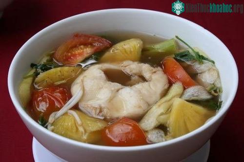 Món canh cá nấu chua sẽ đượm vị hơn khi có thêm 2-3 vỏ bứa.