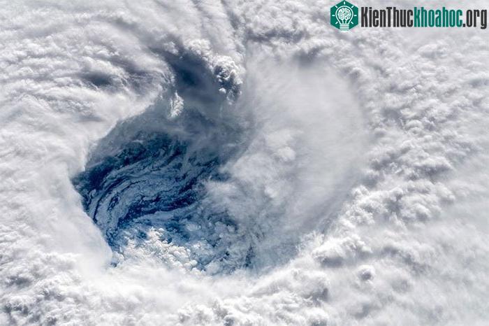 Bão Florence trải rộng hơn 500 dặm. Vì vậy, chúng tôi chỉ có thể chụp được toàn bộ cơn bão nhờ một ống kính góc siêu rộng
