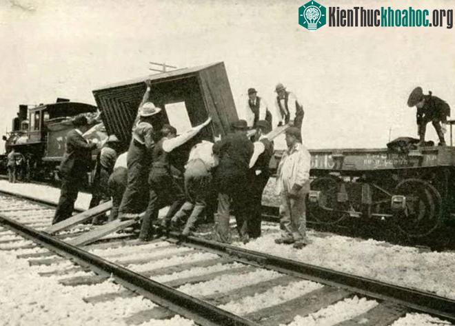Việc vận chuyển vật liệu lắp ráp máy ảnh tới địa điểm chụp ảnh không hề đơn giản và cần rất nhiều nhân lực.