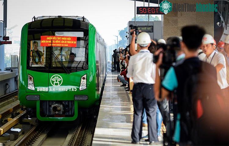 Đúng 6h30, đoàn tàu đầu tiên lăn bánh xuất phát