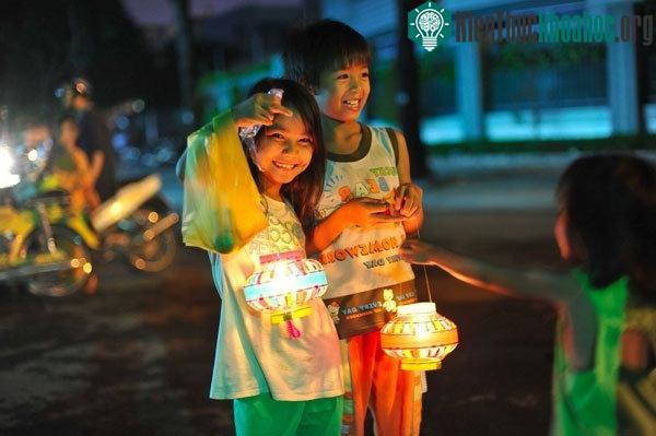 Ai sang hơn thì có cả đèn lồng bằng nhựa cứng cáp.