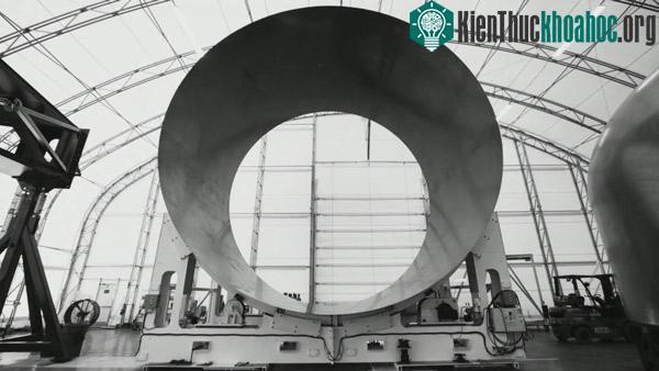 Phần thân rỗng bằng hợp chất sợi carbon của tên lửa BFR sau khi đã hoàn thành. Ảnh: SpaceX.