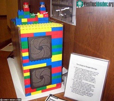 Chiếc máy chủ được lắp ghép bằng Lego của Google.