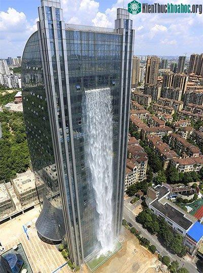Thác nước chảy xuống tòa nhà ở Quý Châu