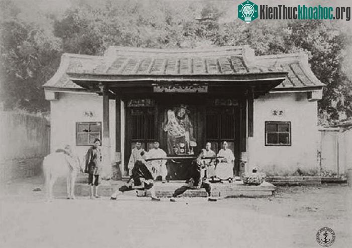 Đây lại là hai ông đang ngắm bắn một khẩu súng dài đến 2m, một ông khiêng một ông ngắm bắn.