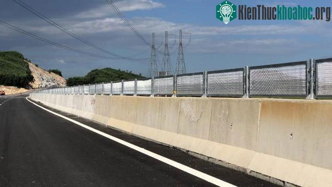 Tuyến đường được thiết kế theo tiêu chuẩn đường cao tốc loại A