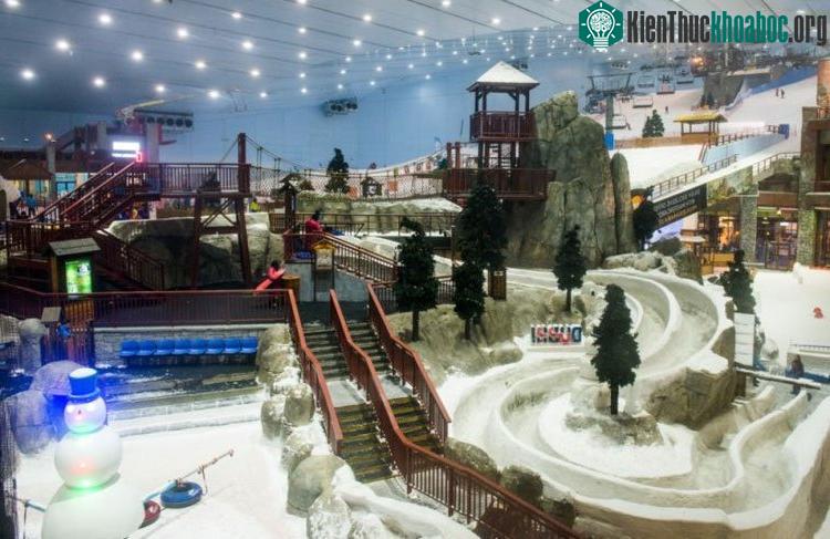 Ski Dubai, khu nghỉ mát trượt tuyết trong nhà đầu tiên ở Trung Đông.