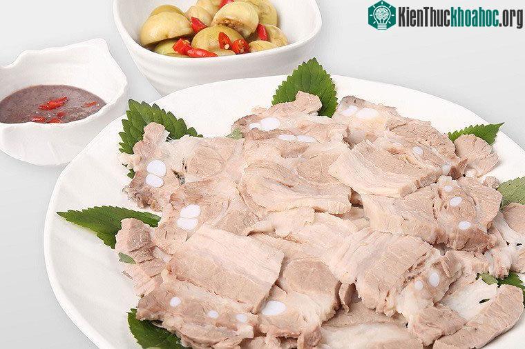 Thịt lợn chín có màu trắng nhạt khi cắt ra.