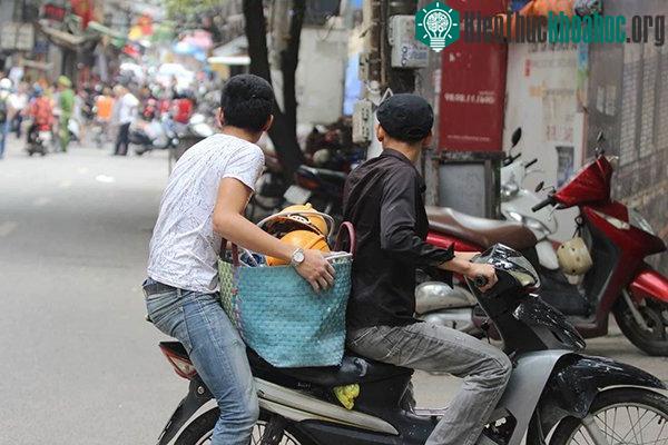 Nhiều công nhân phải rời khỏi tòa nhà đang thi công trên phố Lương Yên.