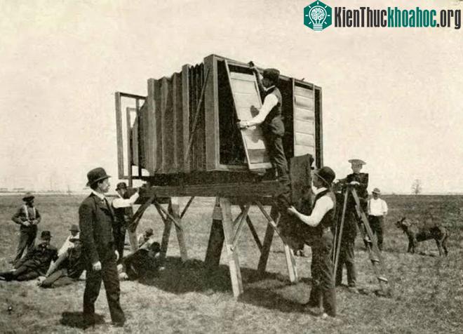 Quá trình lắp đặt máy ảnh cũng mất khá nhiều thời gian.