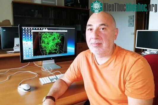 Fabrizio Nicastro sử dụng ánh sáng từ ẩn tinh để tìm lượng vật chất còn thiếu.