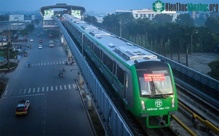 Lúc này trời mới tờ mờ sáng, thời tiết mát mẻ, đường phố bên dưới vẫn còn vắng