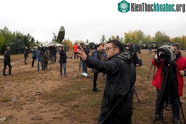 Các nhà báo chụp ảnh tại thao trường Telemba
