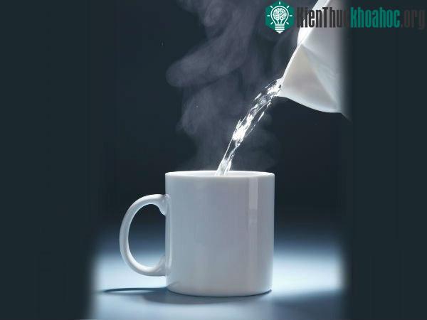 Uống nước ấm giúp bạn cải thiện đáng kể khả năng tiêu hóa. (Ảnh: New Woman India).