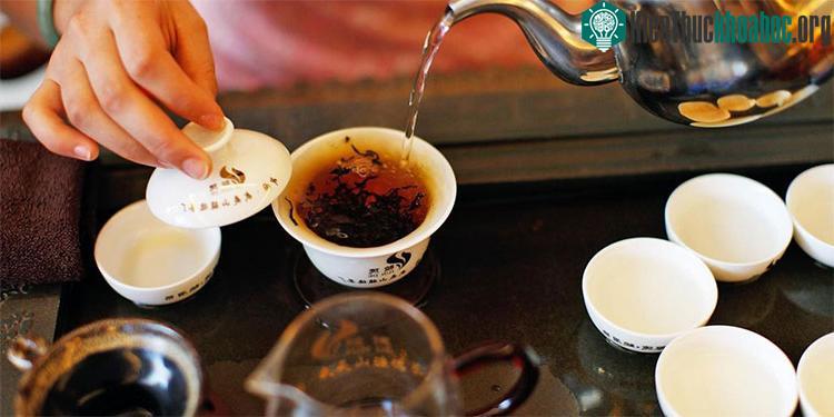 Phải tốn chừng 4kg lá trà tươi mới có được 1kg trà khô.
